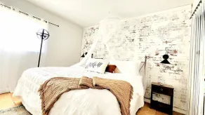 Rustic Urban Escape Serene Home near the Beach - Image 5
