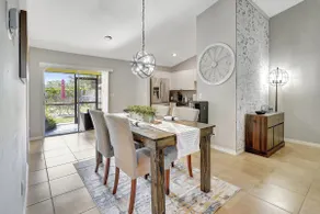 Rustic Urban Escape Serene Home near the Beach - Image 4