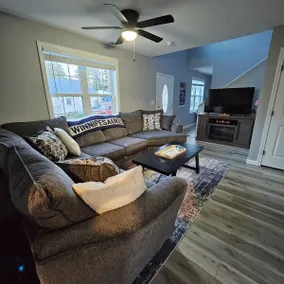 Large Private Yard, 4br home, Walk to town center - Image 3