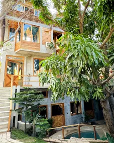Steps from beach & market, oceanview common spaces - Image 4