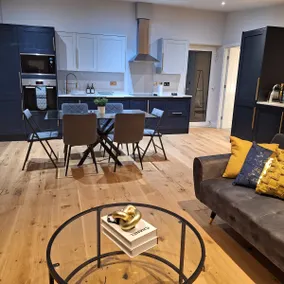 Home at Highgrove - Private Garden & Parking - Image 2