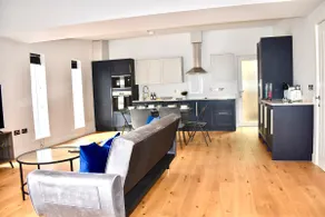 Home at Highgrove - Private Garden & Parking - Image 3