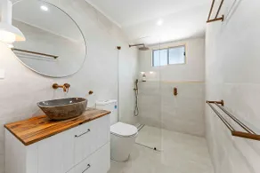 The Roundhouse 4BR Home - Image 2