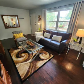 Airport Hideaway 4beds, 3BR, 2Ba 8 mins to Airport - Image 4