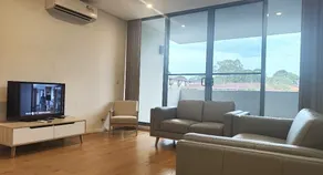 Entire Lovely 2 BR Apt Close to Shops and Train - Image 5