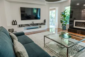 Luxury & Modern Home in Thornhill, Parking, Yard - Image 3