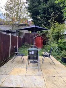 Visit Luton With This 2 BR Rental - Sleeps 6 - Image 2