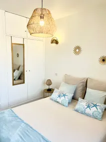 Lovely one-bedroom apartment with sea view, a 5-minute walk from the beaches - Image 5