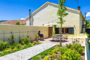 House with private garden and bbq - Image 2