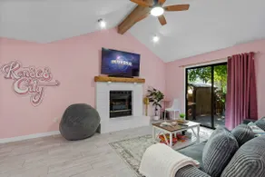 Pink Spot w/ Hot Tub, Game Room + Crazy Bunk Bed! - Image 3