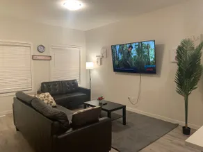 Glamorous 3 BR Villa with Double Garage - Image 2