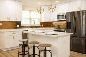 Cozy & Renovated Townhome / Inner Harbor +Parking - Image 2