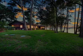 Lakehouse! Kayaks! Boat Slip! 3 Acres! - Image 3