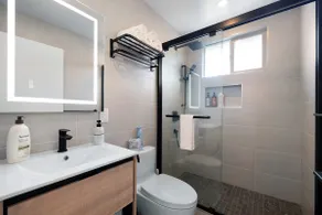 Walk to Beach - Remodeled Coastal Home Safe Town - Image 2