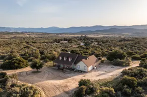 Hot Tub home on 40 acres Amazing Views, EV Charger - Image 2