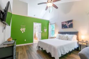 Jacuzzi,Crib,Grill ,Kids Essentials,Walk to Stores - Image 3