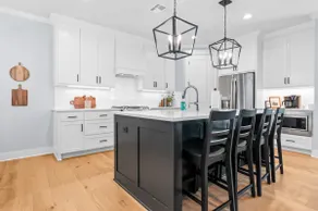 White Retreat on Proctor - 3.5 Bathrooms! - Image 2
