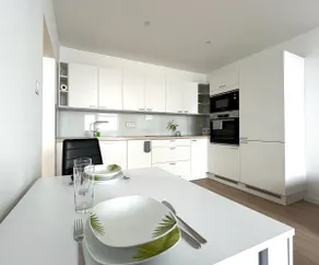 Elegant Escape apartment III - free parking, easy access to City Center - Image 5