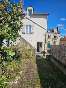 Air-conditioned house with parking and garden - Image 4