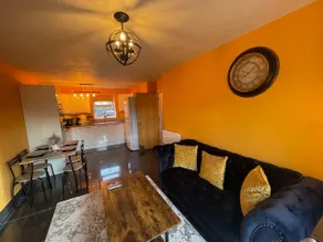Cosy 2 bedroom apartment with free parking - Image 3