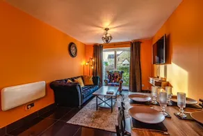 Cosy 2 bedroom apartment with free parking - Image 2