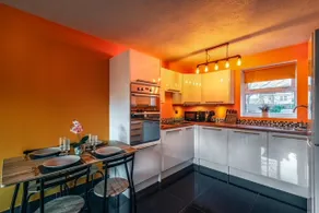 Cosy 2 bedroom apartment with free parking - Image 5