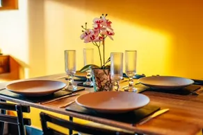 Cosy 2 bedroom apartment with free parking - Image 4