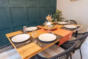 Becca House: 3 Bed 2 En-suite with Sleek Dining - Image 4