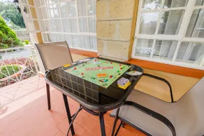 Becca House: 3 Bed 2 En-suite with Sleek Dining - Image 5