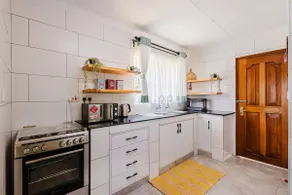 Becca House: 3 Bed 2 En-suite with Sleek Dining - Image 3