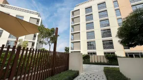 Luxurious studio apartment with private garden - Image 5