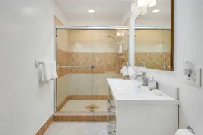 Coastal Room near Laguna Beach, close to shops - Image 4