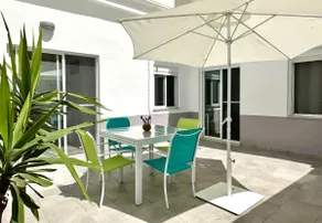 Beautiful ground floor with patio on the beachfront - Image 2
