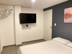 Central Two Bedroom Apartment Fully Equipped - Image 5