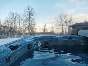 Cabin with outdoor hot tub - Image 3