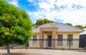 4BR Villa, Garage, Walk to Shops, Food & Coffee - Image 2
