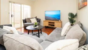 4BR Villa, Garage, Walk to Shops, Food & Coffee - Image 3