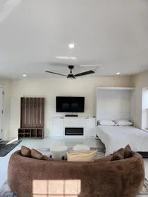 Guesthouse | Near public transit and Lake front - Image 2
