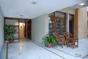 2 BR in GK-1,2 min to Kailash Metro WiFi & Parking - Image 5