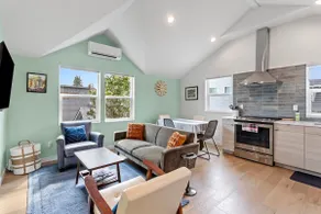 Mod home, steps to Alki beach and local dining! - Image 4
