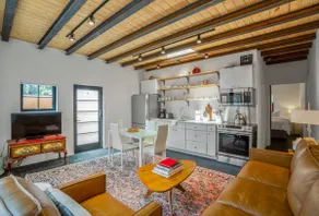 Casita de Firestone 8 min walk Plaza. Cozy Contemp - Image 5