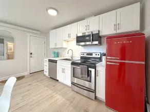 Elegant Drive-Up King Suite - Image 3