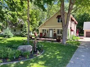 Charming Lakes Cottage in the Woods! - Image 2
