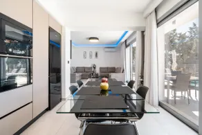 M&B Luxury Villa - Image 4