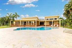 Majestic Home 7 Bedroom w/ Heated Pool, Huge Yard - Image 2