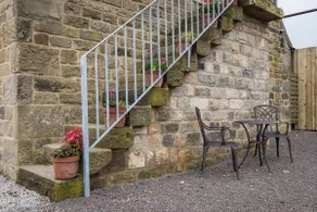 Loft w/ Log Burner Nr. Hartington, Peak District - Image 5