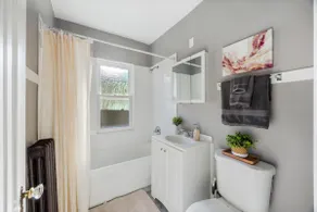 Chic Apt w/Comfy Vibes - Image 5