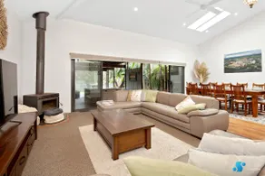 Spa-Beaches-Pet Friendly Spacious Coastal Retreat - Image 3