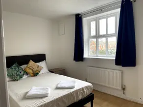 Stylish 2BR Flat|Free Parking|Near Central London - Image 2