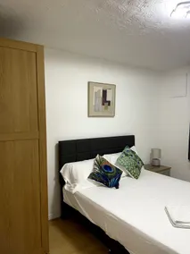 Stylish 2BR Flat|Free Parking|Near Central London - Image 4